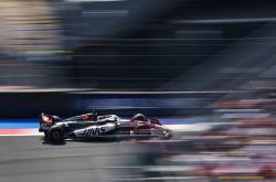 开云足球直播-法拉利险胜哈斯车队，塞恩斯扛起全队的简单介绍