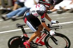 开云体育在线-赛道与球场的双重奏，当F1引擎轰鸣遇见篮球终场哨音