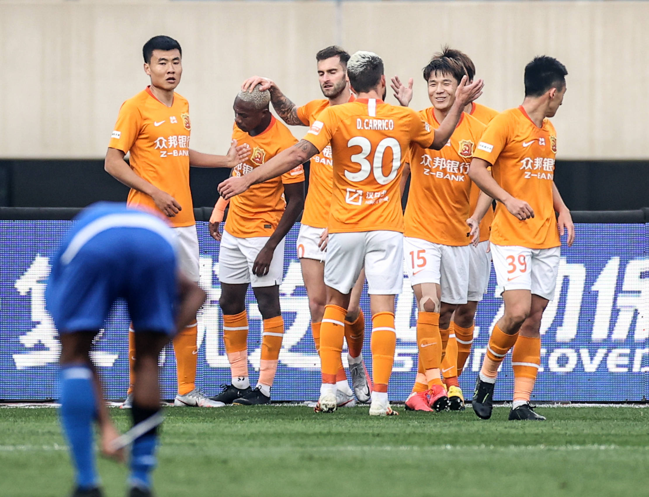 包含武汉卓尔队举行赛前动员会，打破胜局僵局的词条