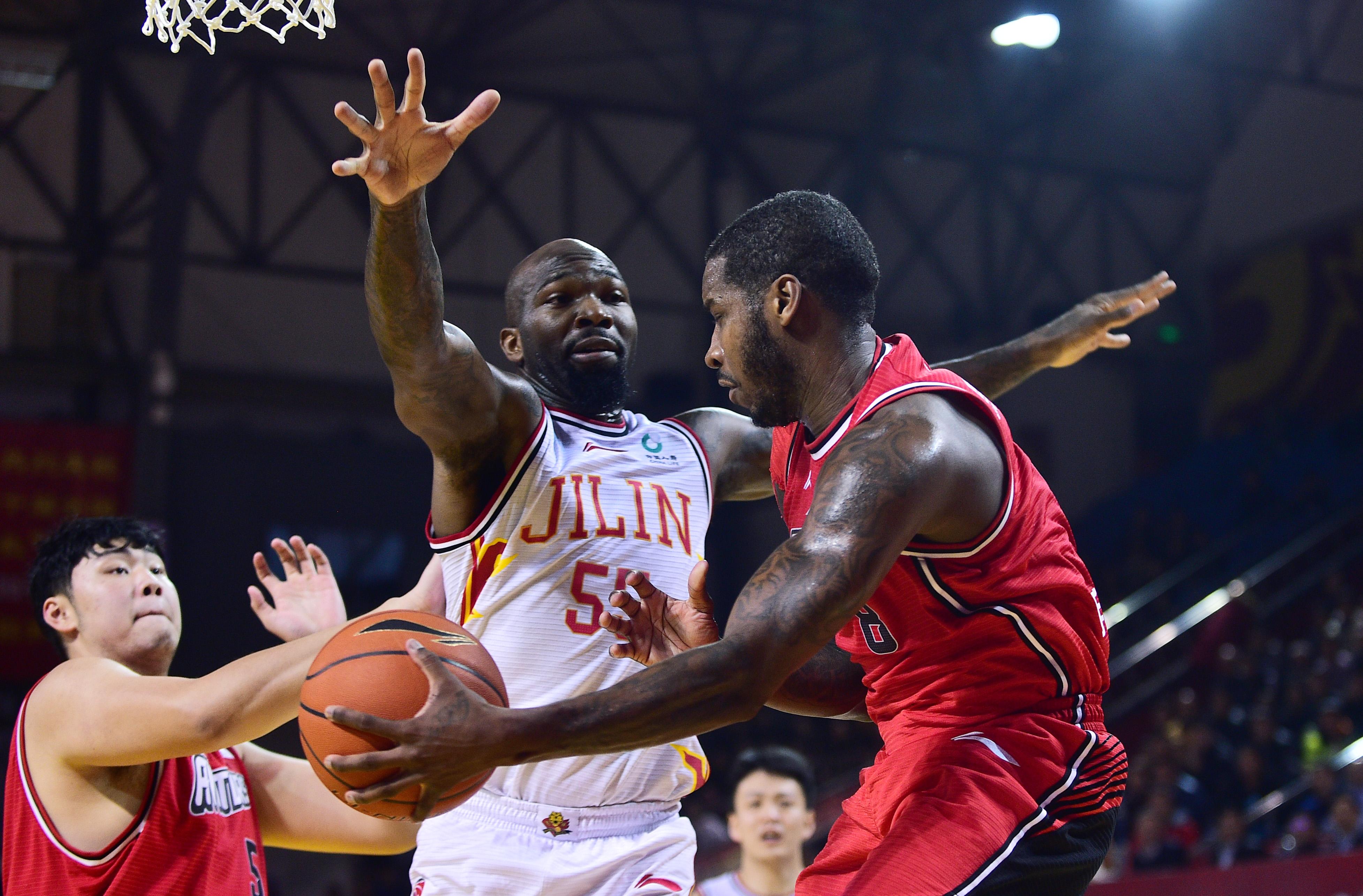 防守悍将连续两场制胜球，助球队保持不败