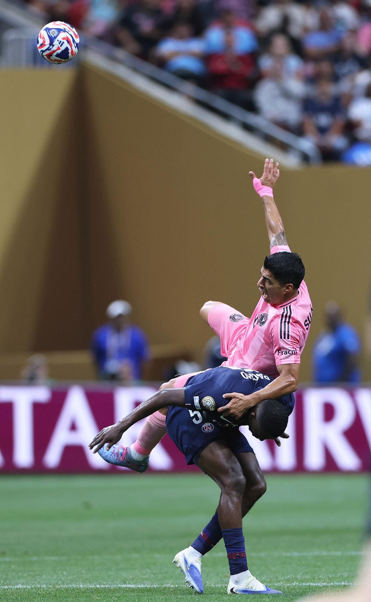 包含巴黎圣日耳曼大胜，轻松跻身淘汰赛的词条