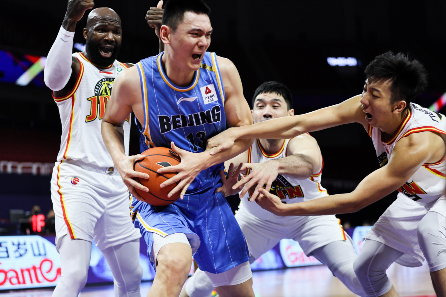 双方实力相当，比赛中展开激烈对抗