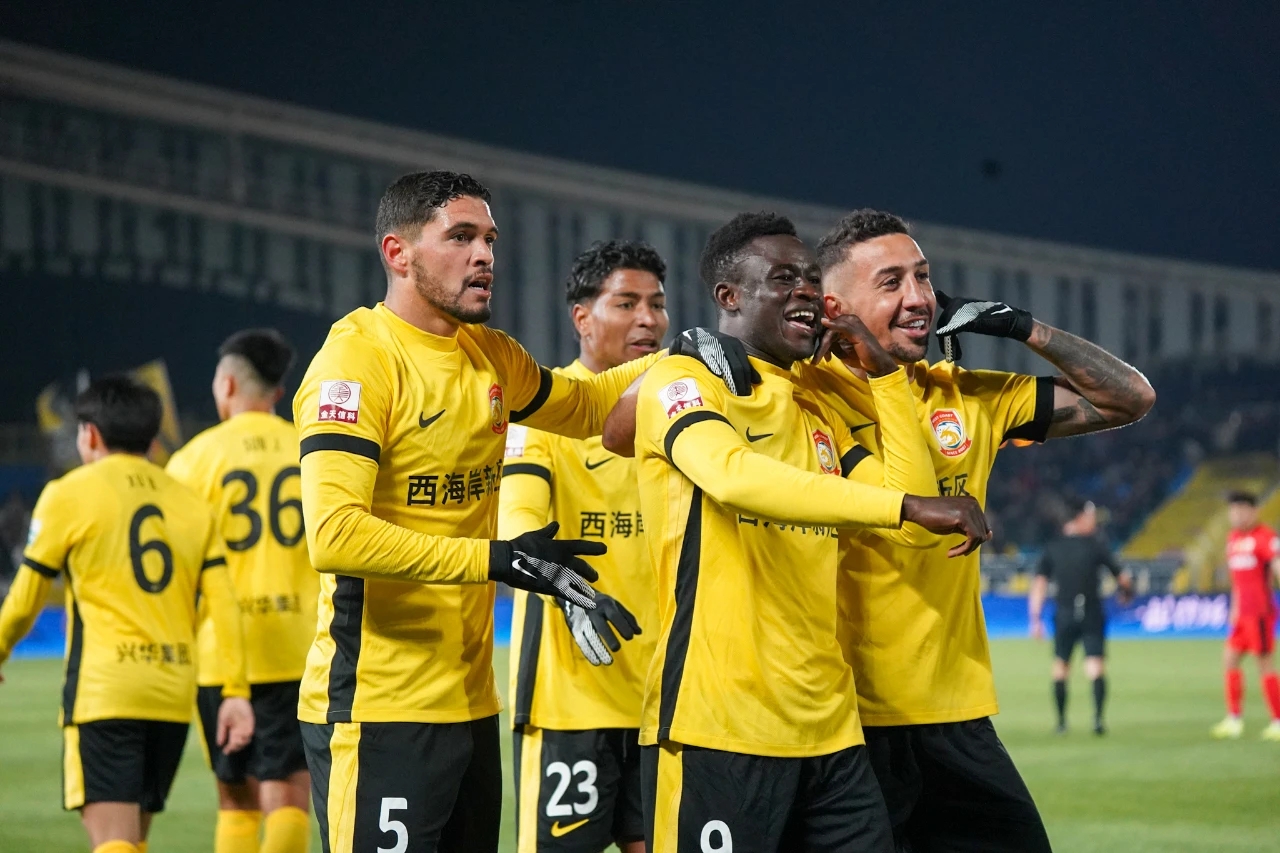 包含青岛中能主场大败，降级危机四伏的词条