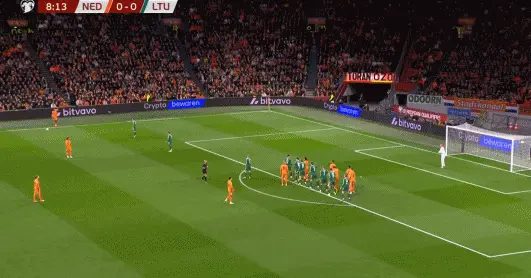 包含荷兰主场大胜墨其托亚，领跑小组的词条