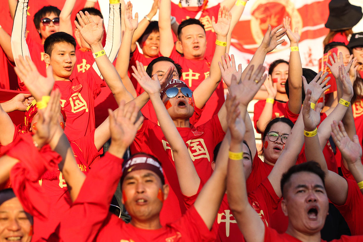 激情澎湃的比赛，球迷热情高涨