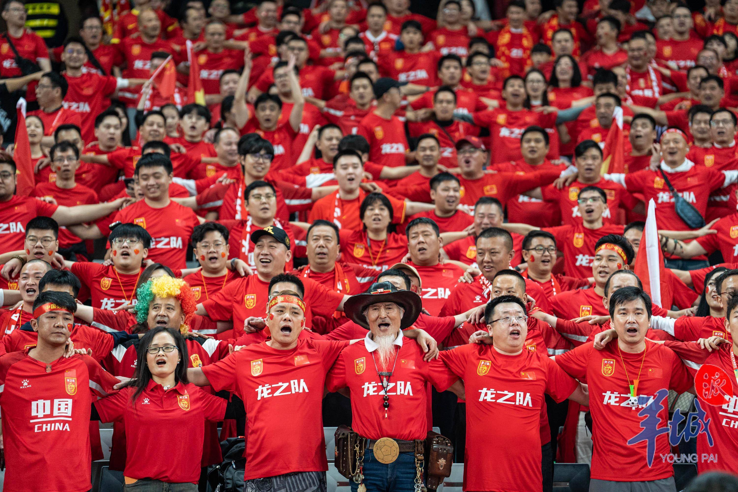 激情澎湃的比赛，球迷热情高涨