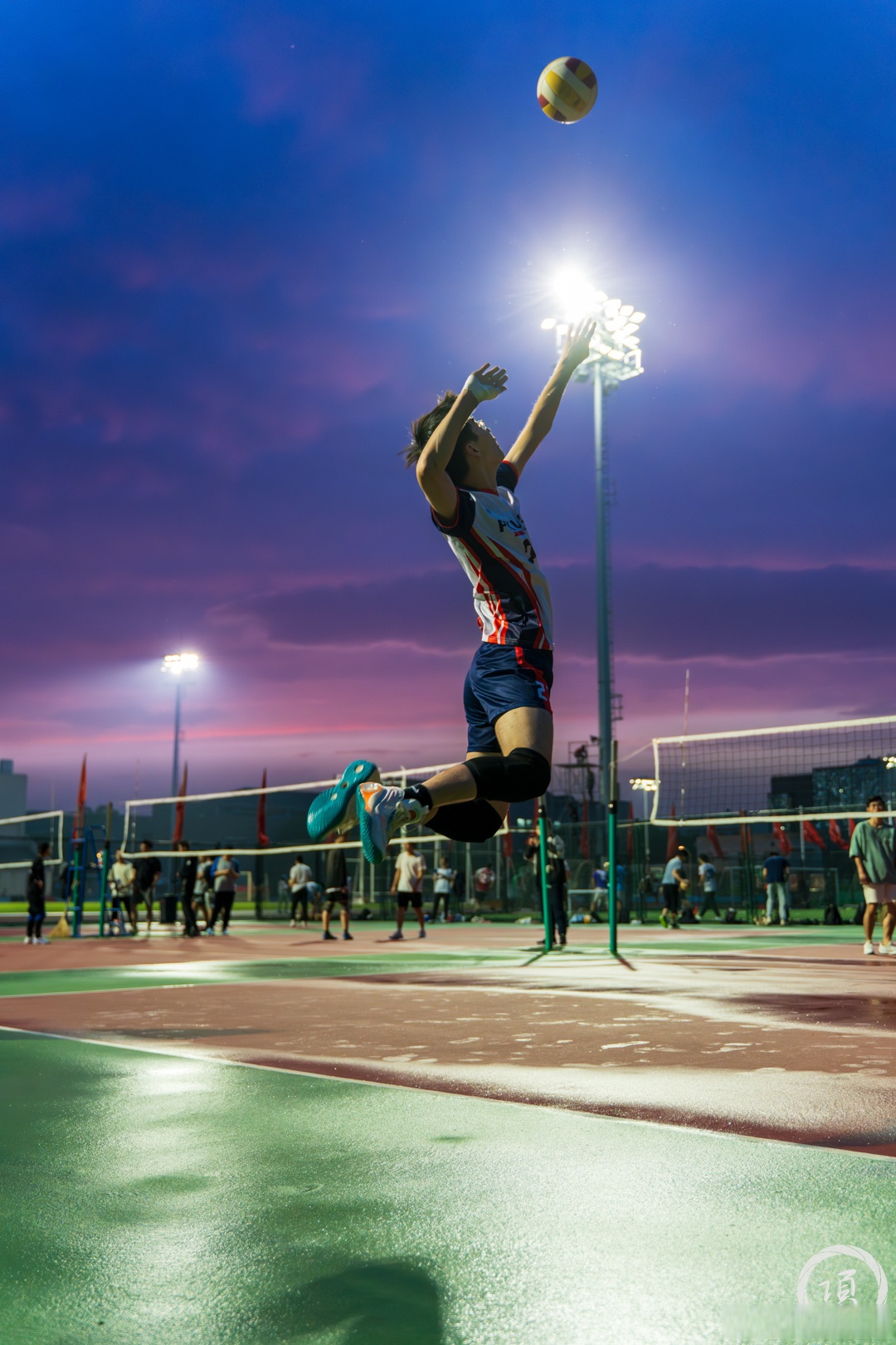 热血沸腾的球场氛围瞬间点燃观众的激情的简单介绍