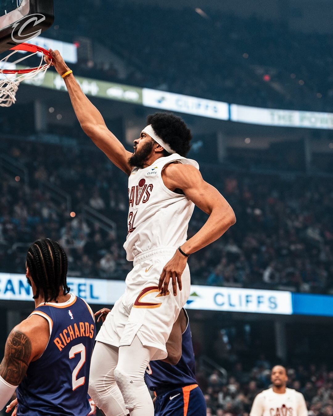 山东队力克步行者，米切尔惊艳四座的简单介绍