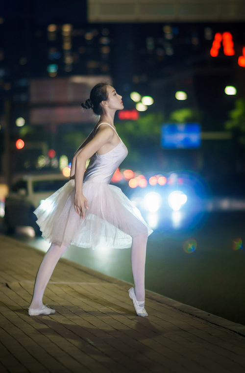 绿茵场与篮球馆的巅峰对话，AC米兰轻取毕尔巴鄂背后的竞技哲学与NBA总决赛的焦点启示