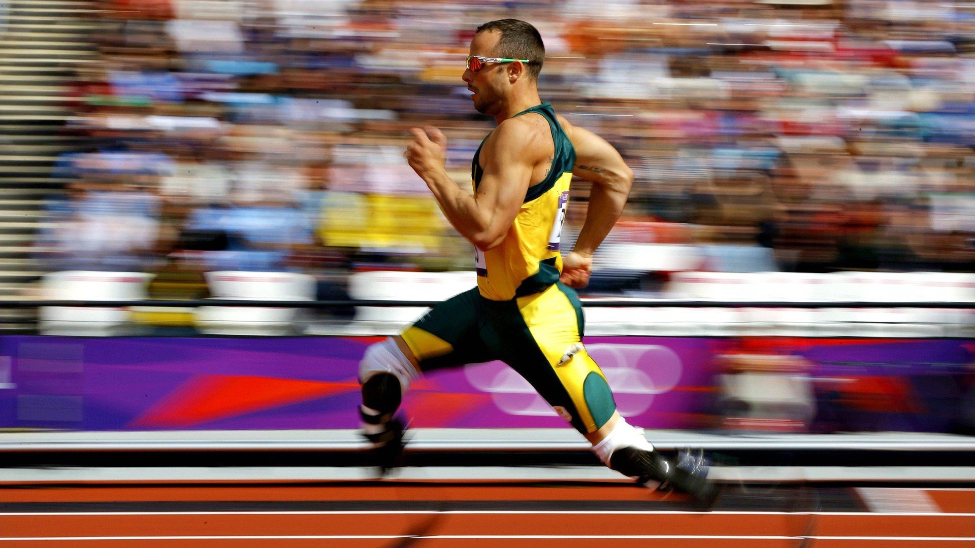 赛道与绿茵,当F1争冠之夜遇见梅西的孤勇